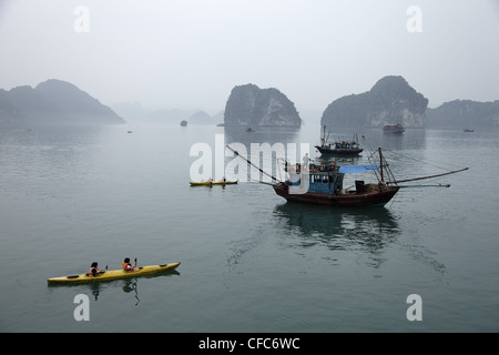 I kayak e barche da pesca, Halong Bay, Quang Ninh, Vietnam Foto Stock