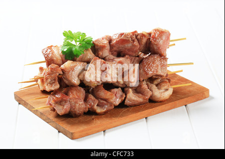 Gli spiedini di carne di maiale sul tagliere Foto Stock