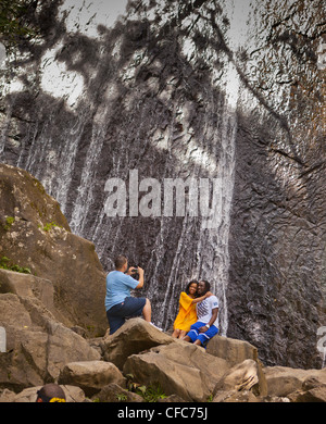 EL YUNQUE NATIONAL FOREST, PUERTO RICO - Visitatori pongono per foto a La Coca cade. Foto Stock