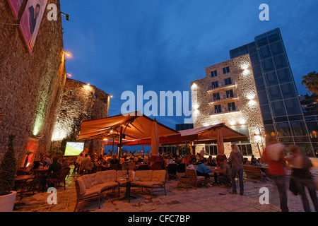 Ristoranti presso il muro della città di sera, Budva, Montenegro, Europa Foto Stock