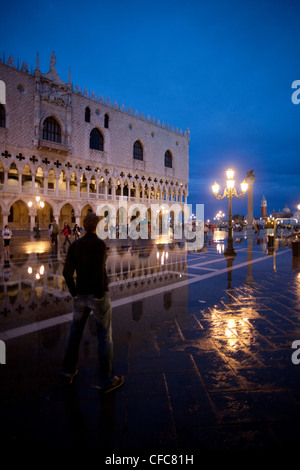 Piazza San Marco durante la notte sotto la pioggia, Piazza San Marco, Venezia, Italia Foto Stock