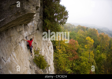 Un giovane uomo si arrampica marzapane 5.8, Rattle Snake punto, su Foto Stock