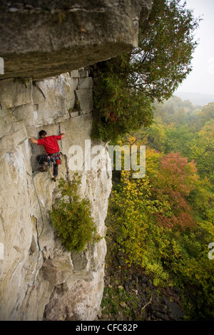 Un giovane uomo si arrampica marzapane 5.8, Rattle Snake punto, su Foto Stock