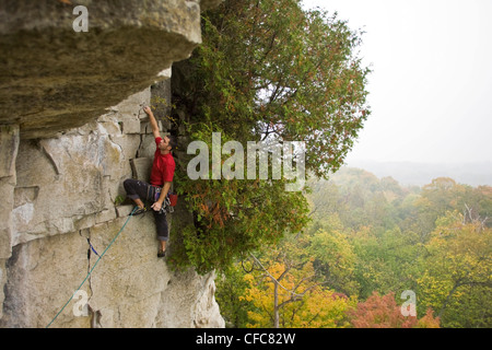 Un giovane uomo si arrampica marzapane 5.8, Rattle Snake punto, su Foto Stock