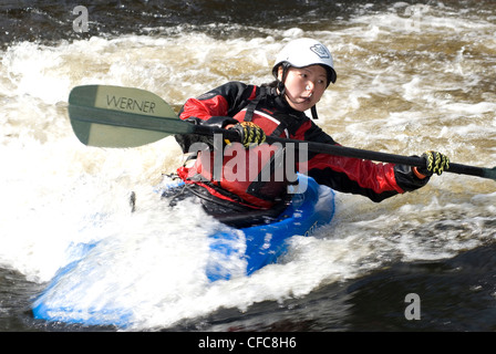 Whitewater kayak sul fiume Nera, Muskoka, Ontario, Canada Foto Stock