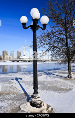 La molla di inondazioni in 2009, lungo il Fiume Rosso in downtown Winnipeg, Manitoba, Canada. Foto Stock