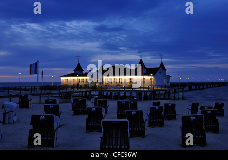 Il molo storico Ahlbeck in serata, Usedom, Meclemburgo-Pomerania Occidentale, Germania, Europa Foto Stock