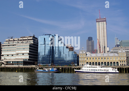 La vista di Londra dal fiume Tamigi con la Northern & Shell edificio in primo piano - Londra, Regno Unito Foto Stock