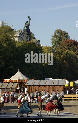 Oktoberfest, persone ballo folk dance presso il Theresienwiese, Monaco di Baviera, Germania, Europa, Europa Foto Stock