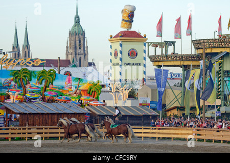 San Paolo la Chiesa e la sfilata di cavalli, storico Oktoberfest presso il Theresienwiese, Monaco di Baviera, Germania, Europa, Europa Foto Stock