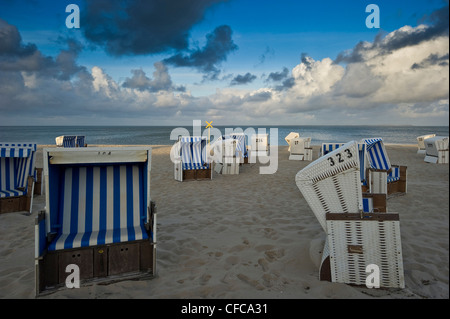 Coperto e sedie da spiaggia in vimini, Hornum, Sylt, Schleswig-Holstein, Germania Foto Stock