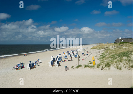 Coperto e sedie da spiaggia in vimini a Sandy Beach, Kampen, Sylt, Schleswig-Holstein, Germania Foto Stock