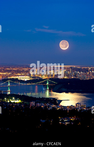 Crescent Moon Rising sopra Vancouver Foto Stock