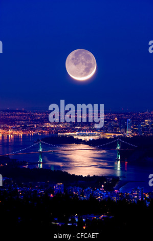 Crescent Moon Rising sopra Vancouver Foto Stock