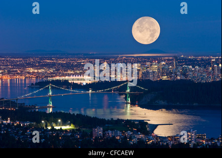 Piena sorgere della luna sopra Vancouver. Foto Stock