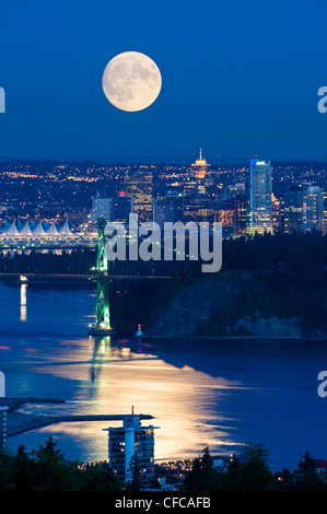 Piena sorgere della luna sopra Vancouver. Foto Stock