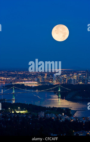 Piena sorgere della luna sopra Vancouver. Foto Stock