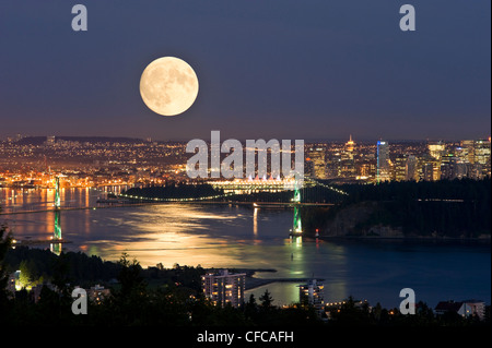 Piena sorgere della luna sopra Vancouver. Foto Stock