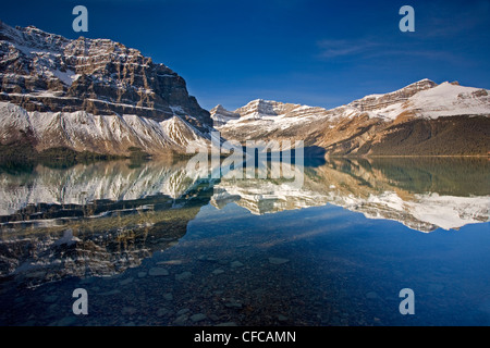 Crystal clear glacier acqua a Bow Lake nel Parco Nazionale di Banff, Alberta nelle Montagne Rocciose Canadesi. Foto Stock