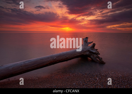 Un molto colorato tramonto sul Lago Huron vicino al Grand Bend Ontario. Foto Stock