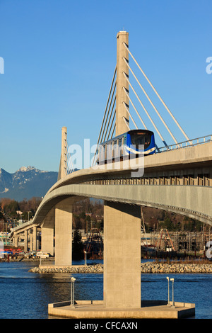 Il Canada Line light rapid transit attraversa il fiume Fraser in Richmond. Vancouver British Columbia Canada. Foto Stock