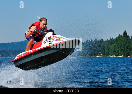 Giovane uomo jet sci, Lago di Shawnigan, British Columbia, Canada Foto Stock