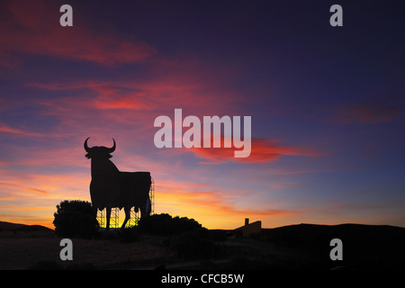 Toro de Osborne, Osborne bull vicino a Valdepenas, La Mancha, Castiglia, Spagna Foto Stock