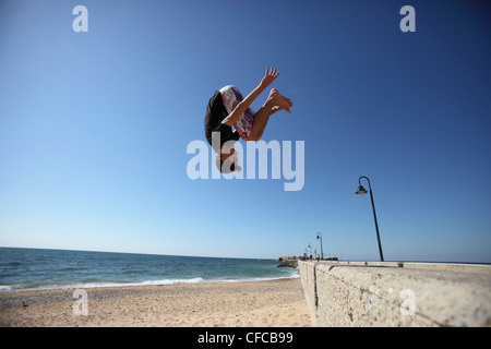 Giovane uomo di saltare fuori dal molo, Castillo de San Sebastian, Calle de Fernando chinoni, Cádiz, Spagna Foto Stock