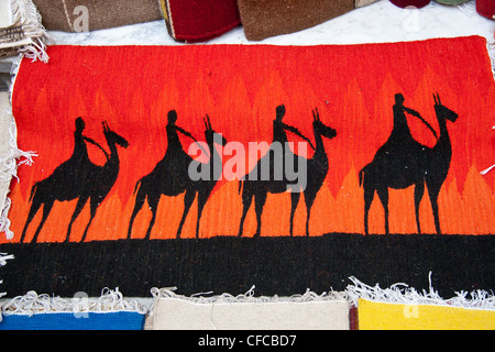 Egytian rug, raffiguranti i cammelli, in vendita in un mercato del Cairo Foto Stock