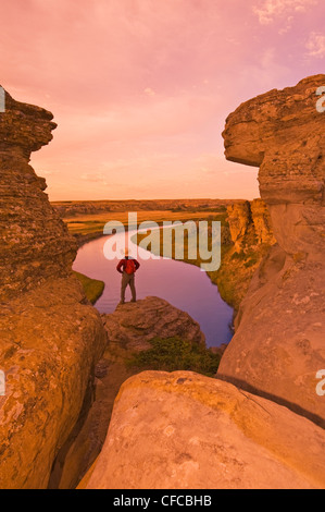 Escursionista lungo il fiume di latte, la scrittura su pietra Parco Provinciale, Alberta, Canada Foto Stock