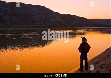 Escursionista lungo il sud del Fiume Saskatchewan vicino a Sandy Point Park a nord di Medicine Hat, Alberta, Canada. Foto Stock
