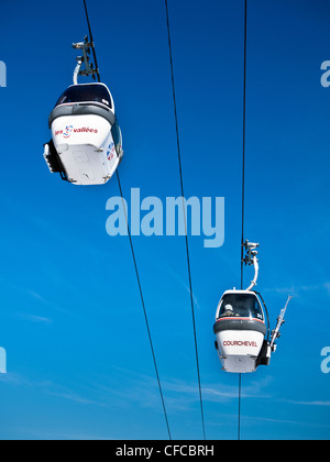 Funivie a Courchevel 1850 ski resort in tre valli Francia contro una soleggiata cielo blu Foto Stock