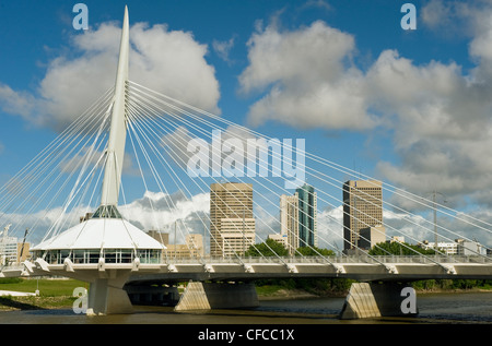 Winnipeg skyline di San Bonifacio mostra Esplanade Riel ponte che attraversa il Fiume Rosso, Manitoba, Canada Foto Stock