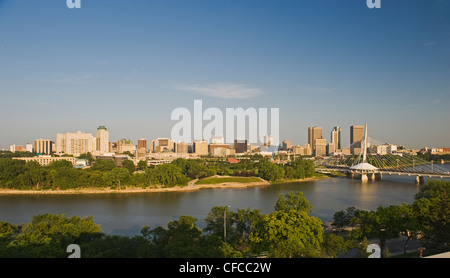 Lo skyline di Winnipeg e Red River da san Bonifacio, Manitoba, Canada Foto Stock