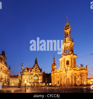 Schlossplatz illuminato con Staendehaus, il castello e la cattedrale, Schlossplatz Dresda, Sassonia, Germania, Europa Foto Stock