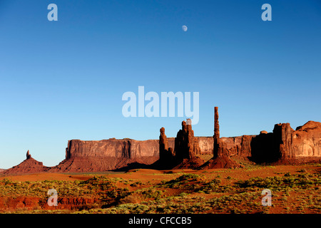 Aghi, formazioni di arenaria, Totem, Yei Bi Chei, Monument Valley, Arizona, Stati Uniti d'America Foto Stock
