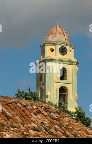 Il appassiti torre campanaria dell'ex convento di San Francisco de Asis in Trinidad, Cuba Foto Stock