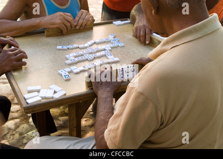 Un gruppo di anziani signori la riproduzione di un media gioco di domino per le strade di Trinidad, Cuba Foto Stock