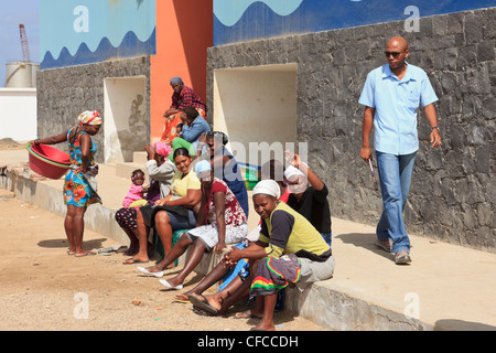 Sal Rei, Boa Vista, Isole di Capo Verde. La porta in scena con donne locali seduti al di fuori del nuovo municipal mercato del pesce. Foto Stock