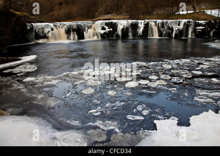 Wain Wath vigore sul fiume Swale congelati in inverno, Swlaedale superiore, Yorkshire Dales National Park Foto Stock