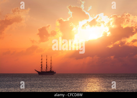 Tall Ship "Sedov" l'ancoraggio a Binz località balneare di sunrise, Ruegen isola, Mar Baltico, Meclemburgo-Pomerania Occidentale, Germania Foto Stock