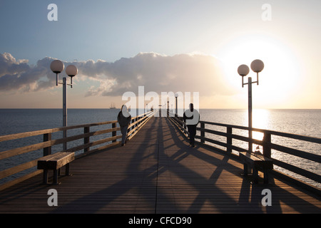 Matura sul molo, Binz località balneare, Ruegen isola, Mar Baltico, Meclemburgo-Pomerania Occidentale, Germania Foto Stock