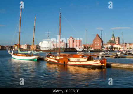 Ozeaneum, magazzini e le barche a vela nel porto, la chiesa di San Nicola in background, Stralsund, Mar Baltico, Mecklenburg-West Foto Stock