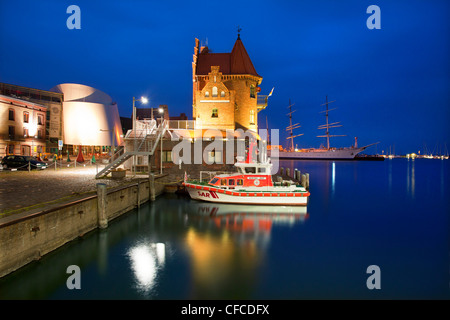 Ozeaneum, magazzini e tall ship "Gorch Fock I." nel porto di sera, Stralsund, Mar Baltico, Mecklenburg-West Pomera Foto Stock