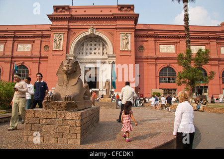 Ingresso al Museo Egizio del Cairo che mostra la sfinge danneggiato Foto Stock