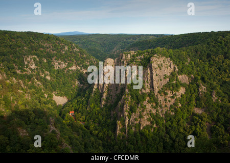 Vista da Hexentanzplatz sopra la valle di Bode per Rosstrappe rock, vicino a Thale, montagne Harz, Sassonia-Anhalt, Germania Foto Stock