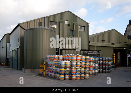 Una pila di 41 kegs di birra di alluminio di litro; ECasks accatastato alla fabbrica di birra di pecora nera, Masham, North Yorkshire Dales, Richmondshire, Regno Unito Foto Stock