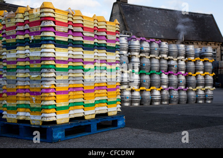 Una pila di 41 kegs di birra di alluminio di litro; ECasks accatastato alla fabbrica di birra di pecora nera, Masham, North Yorkshire Dales, Richmondshire, Regno Unito Foto Stock