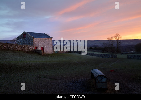 Alba su terreni agricoli a West Burton, Wensleydale nel Nord Yorkshire National Park, Richmondshire, REGNO UNITO Foto Stock