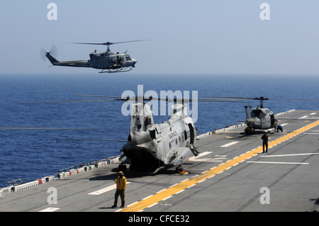 EAST CHINA SEA (4 marzo 2012) UN elicottero UH-N1 Huey assegnato a Marine Medium Helicopter Squadron (HMM) 265 si avvicina al ponte di volo della nave d'assalto anfibia USS Essex (LHD 2). Essex è la nave principale dell'unico gruppo anfibio pronto a schierare in avanti Foto Stock